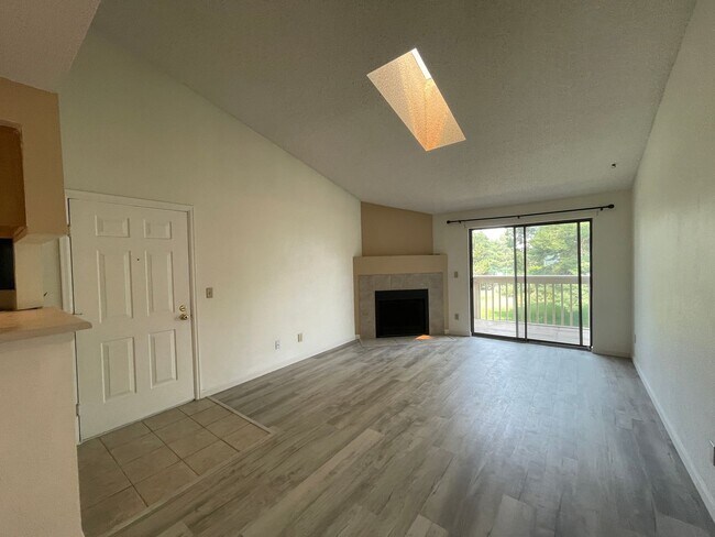 Building Photo - Perfect 2 Bedroom Condo