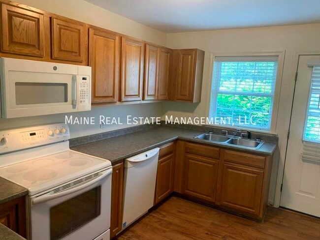 Building Photo - 5 River Village Dr