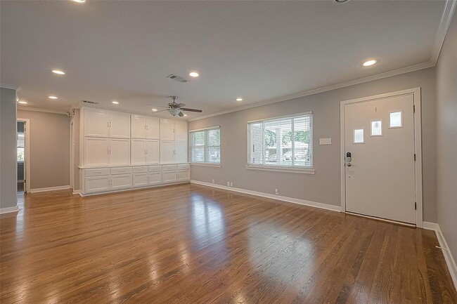 Building Photo - 942 W 30th St