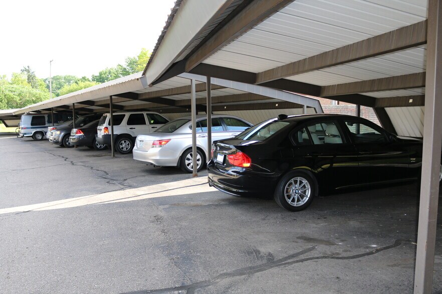 Building Photo - 480 Fox Hills Dr N