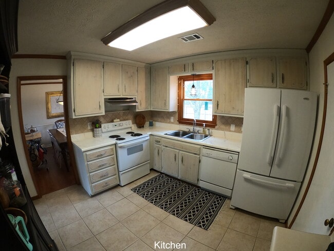 Building Photo - 201 Deerchase Dr