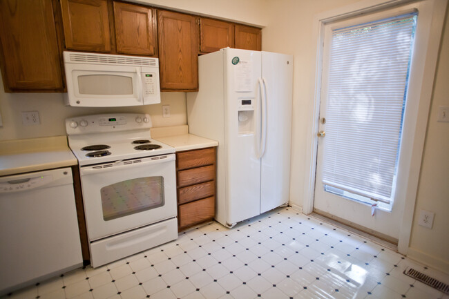 Building Photo - Super cute house in Carrboro!