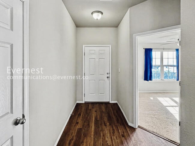 Building Photo - 3 Bed/2 Bath Home with Fenced Yard & Garage / Pet-Friendly / Available Soon!