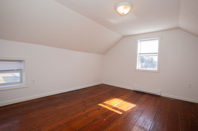 Building Photo - 3 bedroom, 1 full/1 half bath, Duplex in C...