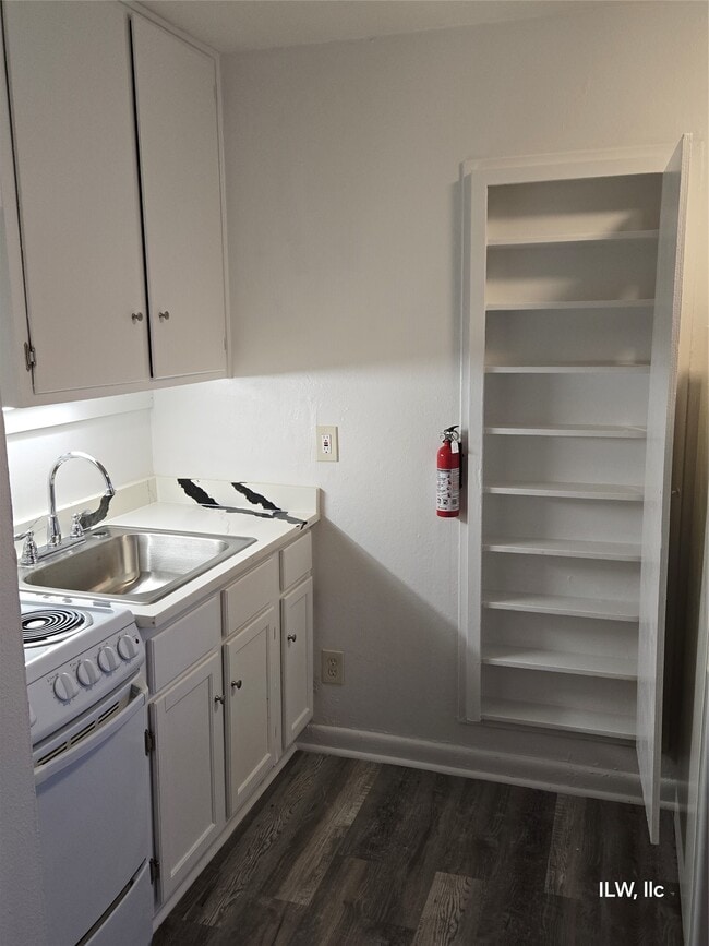 Building Photo - 301 Avondale St