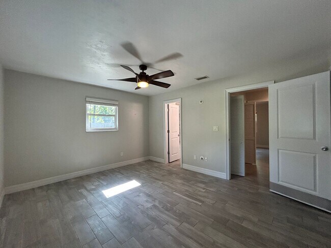 Building Photo - Dream home awaits: stunningly updated 3 be...
