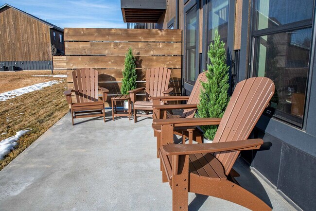 Building Photo - 690 Stone Peak Lp