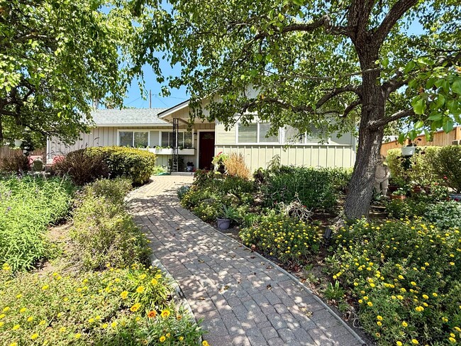 Primary Photo - Unfurnished 4 bedroom/2 bathroom home with...