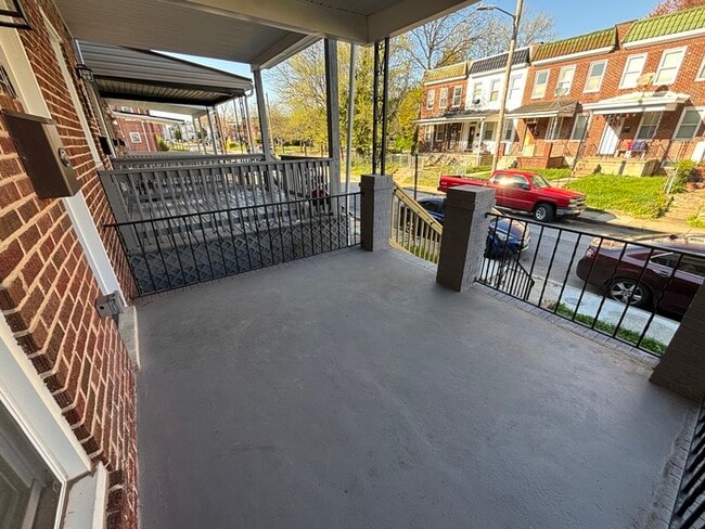 Building Photo - 2 bedroom PLUS den with Fireplace