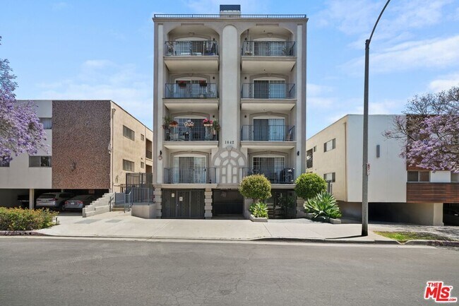 Building Photo - 1842 Greenfield Ave