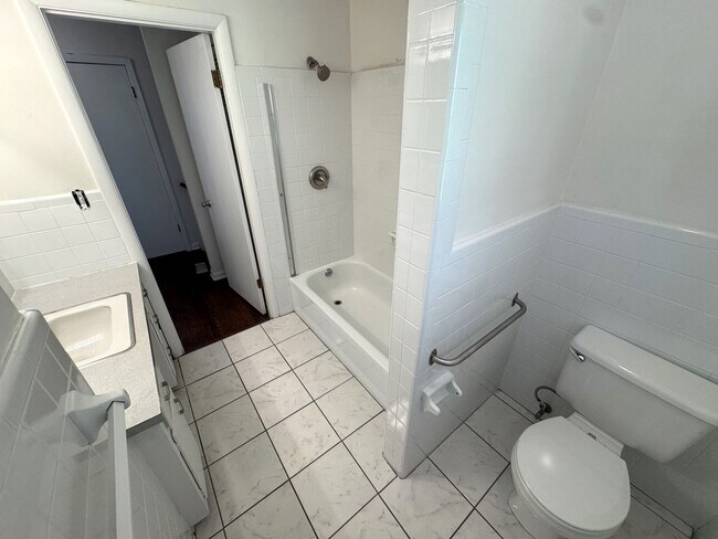 Building Photo - 5br home off S. Milledge For Rent