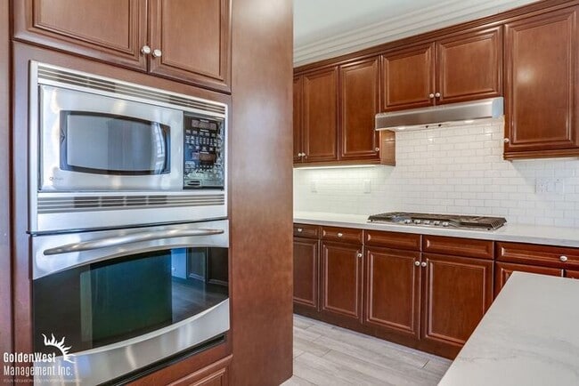 Building Photo - Beautiful 5Bdm 2.5Ba Home with Mountain Vi...
