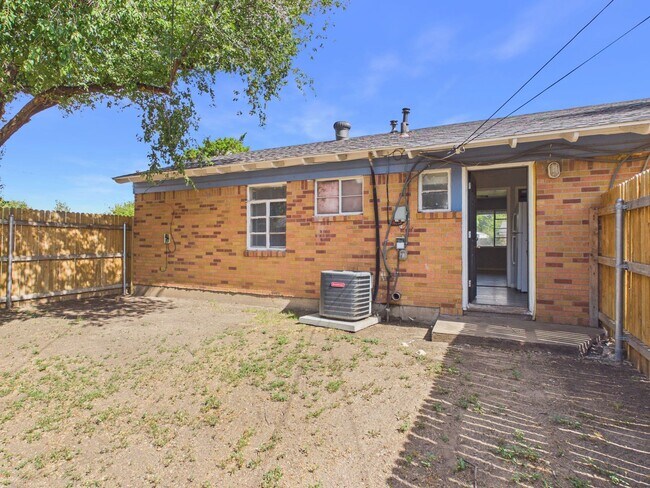 Building Photo - 2716 Duncan Dr