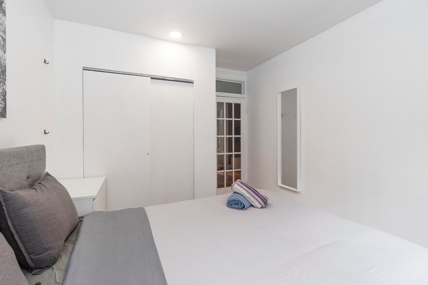 Building Photo - 322 E 93rd St