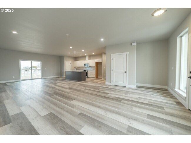 Building Photo - Stunning South Hill Home in Umatilla!!