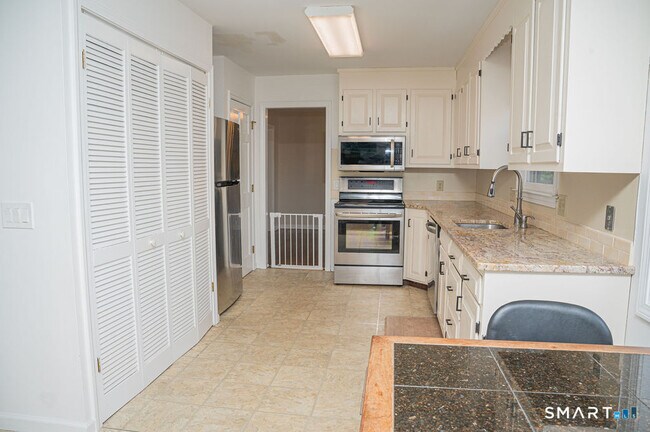 Building Photo - 100 White Birch Dr