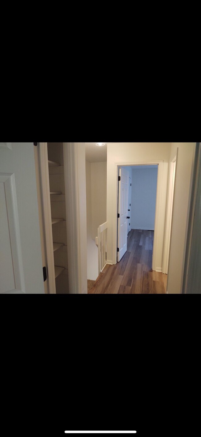 Building Photo - 3945 Briarhill Dr