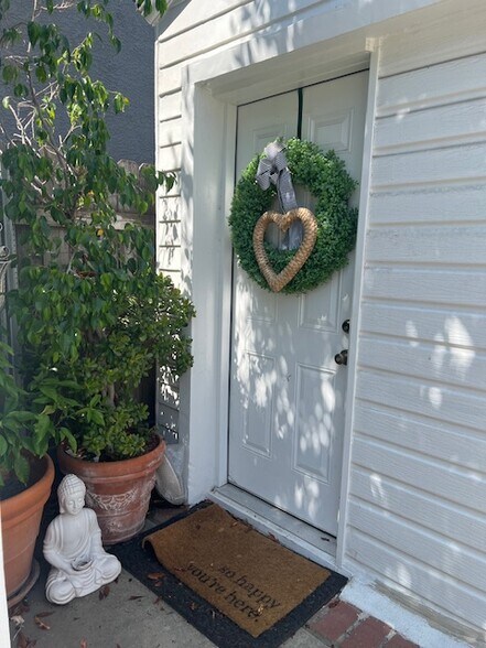 Private entrance - 4337 Rhodes Ave
