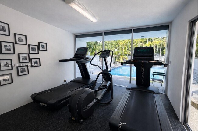 Building Photo - 1660 NE 135th St