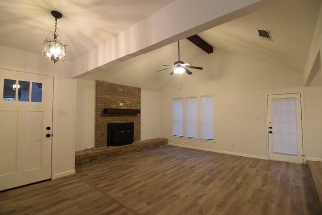 Building Photo - 820 Cedar Ridge Dr