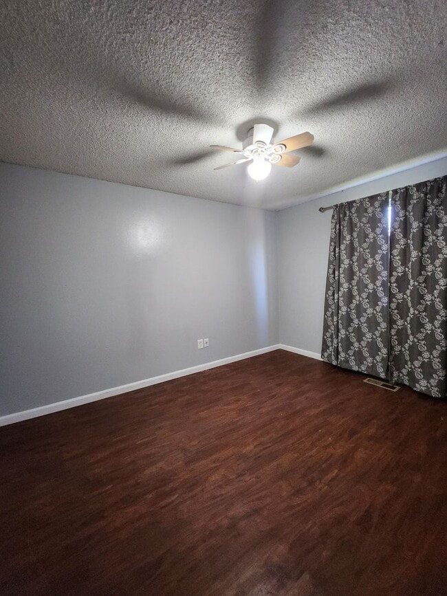 Building Photo - 3 Bedroom Home Excellent Location Near Schools