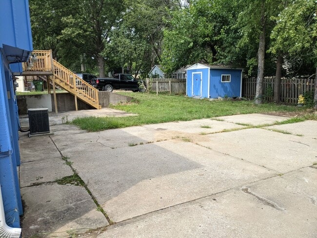 Building Photo - Recently updated Raytown single family home