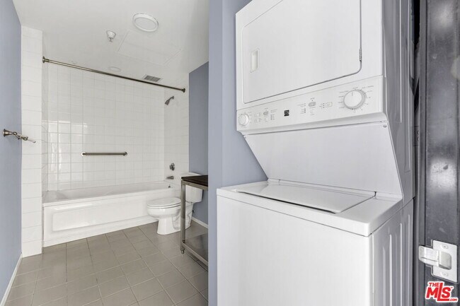 Building Photo - 315 E 8th St