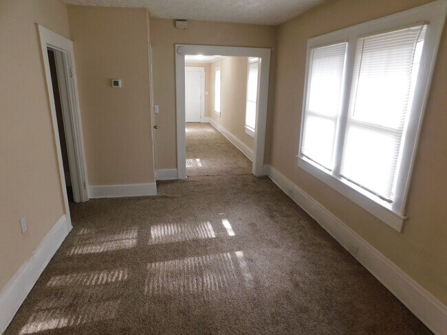 Building Photo - Three Bedroom 1 Bath on quiet street