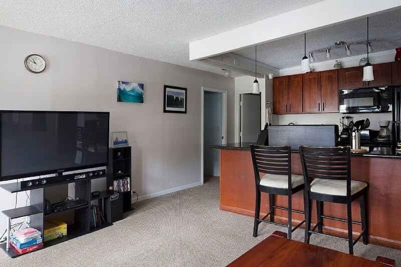 Building Photo - 2442 Kuhio Ave