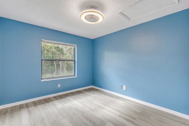 Building Photo - Spacious, sleek & central: 2Bedroom/2Bath condo in Daytona Beach!