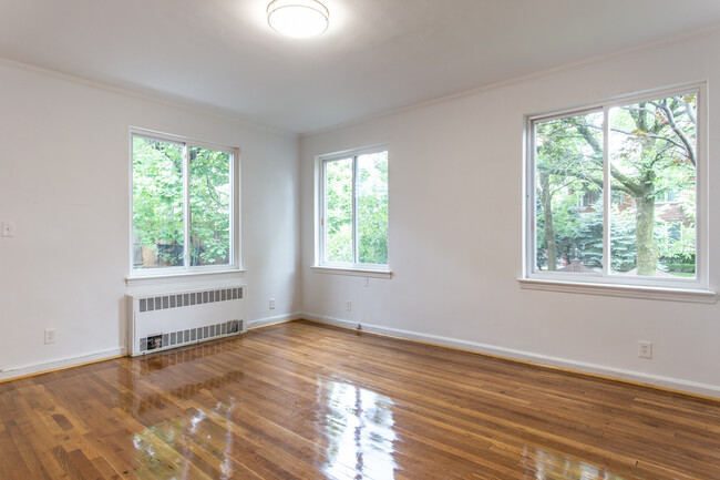 Building Photo - 88-14 65th Dr