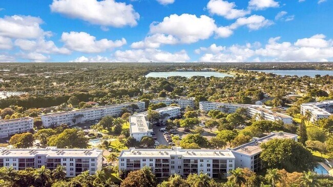 Building Photo - 105 Royal Pk Dr