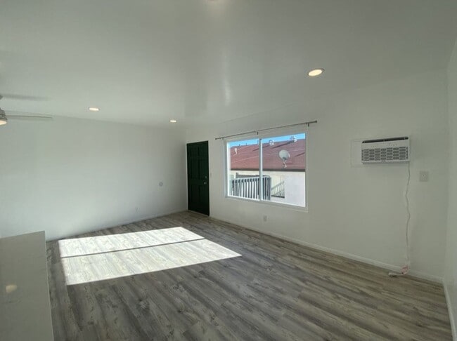 Building Photo - Beautifully Upgraded upstairs 1 Bedroom Apartment For Rent!