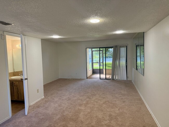 Building Photo - Serene Living at Townhomes of Lake Seminole 2/1.5 - 2 story condo