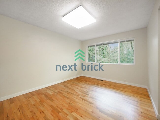 Building Photo - 3 Bed and 3 Bath Plus Office Private Single-family Home is Available for Rent!