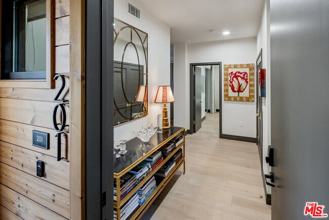 Building Photo - 118 Orlando Ave