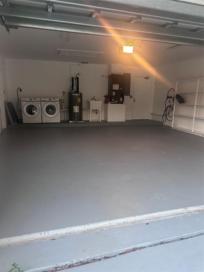 Building Photo - 2810 NE 60th St