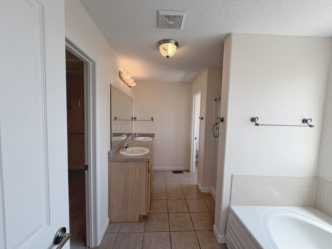 Building Photo - 6216 Calle Vizcaya NW
