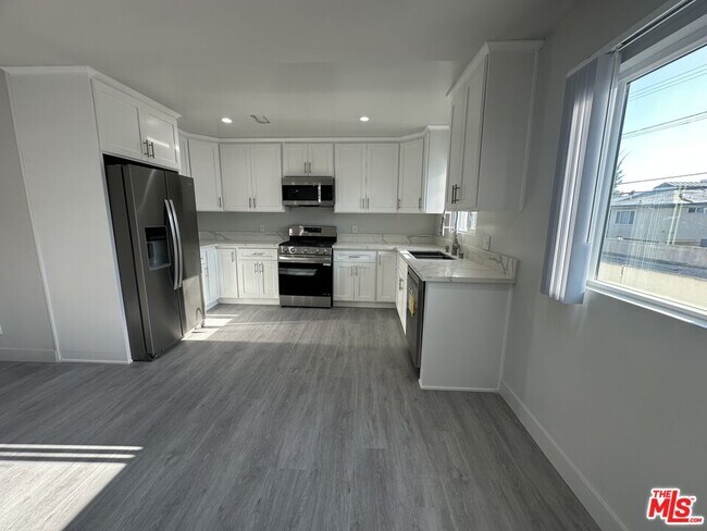 Building Photo - 1118 S Holt Ave