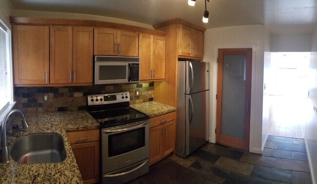 Building Photo - Stylishly Updated 2-Bedroom in Oakland