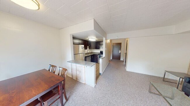 Building Photo - 912 S Forest Ave