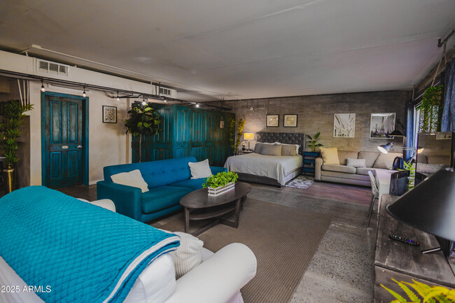 Building Photo - 353 E Thomas Rd