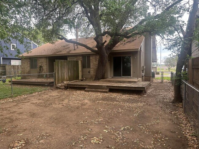 Building Photo - 6907 Woodhue Dr