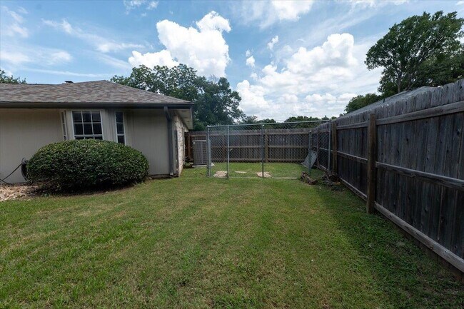 Building Photo - 300 Las Plumas Dr