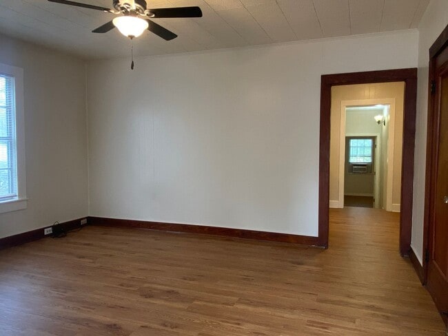 Building Photo - CUTE 2 BEDROOM