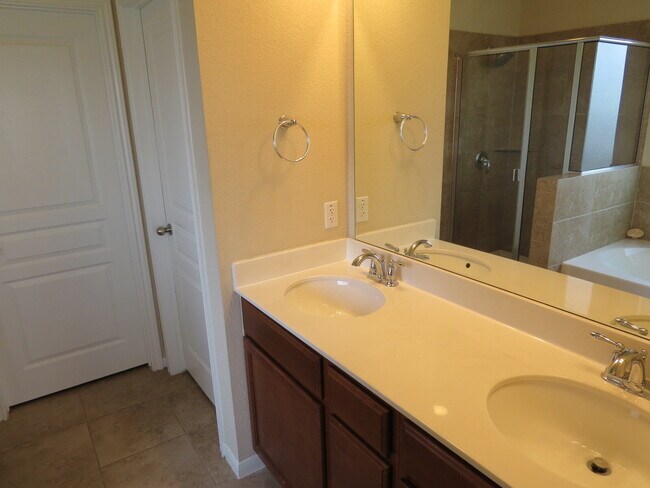 Building Photo - "Charming 4-Bed Oasis with Granite Touches...