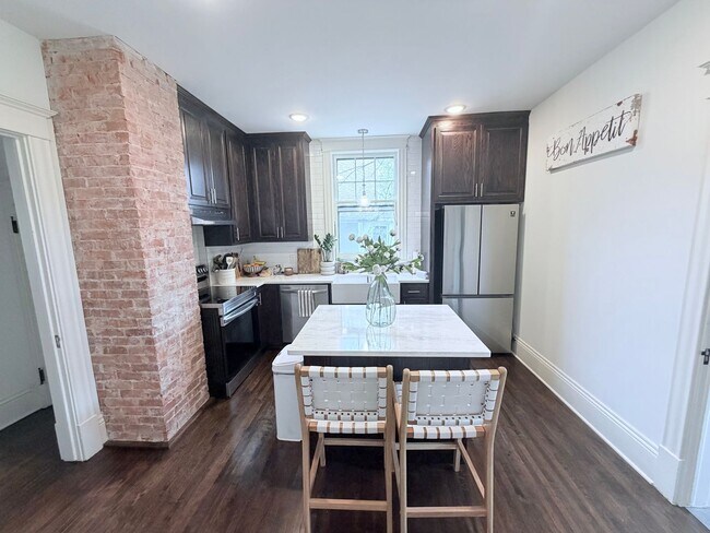 Building Photo - Gorgeous 3 Bedroom with Modern Upgrades!!