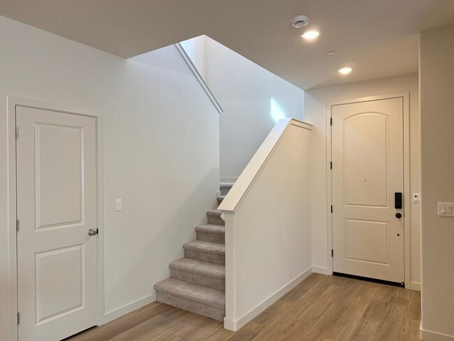 Building Photo - Modern West Sacramento Home Now for Lease