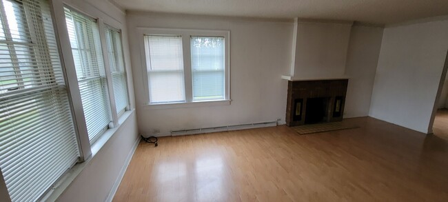 Building Photo - AVAILABLE JUNE 2025 - 4 Bed, 1 Bath, Near ...