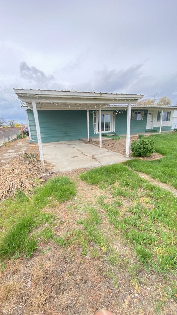 Building Photo - Great Little Home Out Of Town With Lots To...